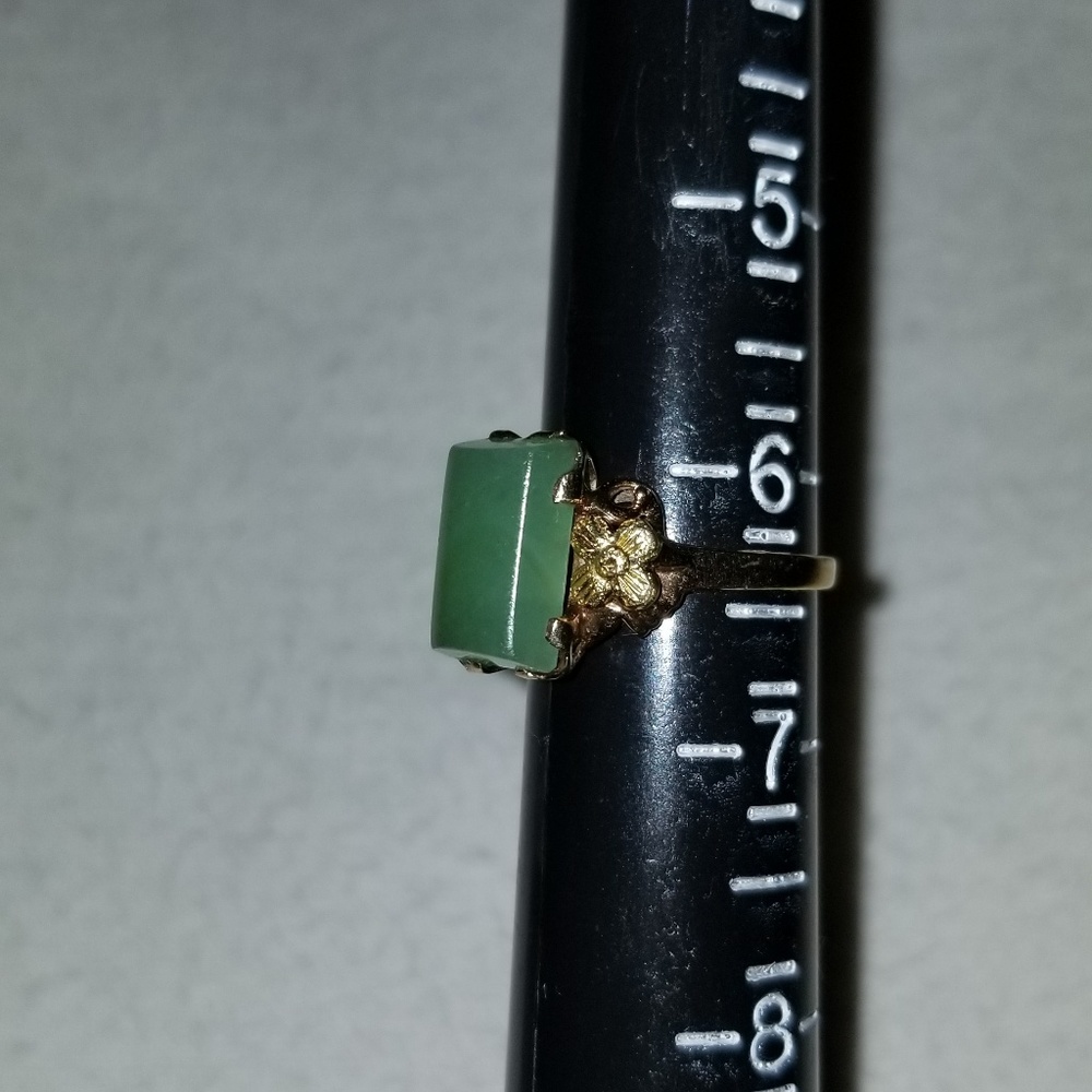10k Green Jade yellow gold ring sz6